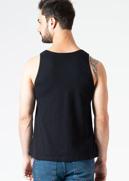 Camiseta Regata Básica Logo KSA - Preta Camiseta regata básica KSA da árvore extremamente leve e confortável para você usar no dia a dia.Composição: 100% algodão.Medidas do Modelo: Altura 1,85m / Manequim...