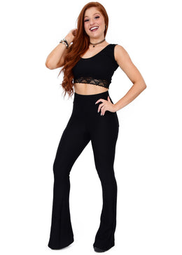 Calça flare Calça flere no tecido colmeia, dando um suave toque de charme para o dia de trabalho ou lazer.Tamanho (P - Veste 36/38)       ...