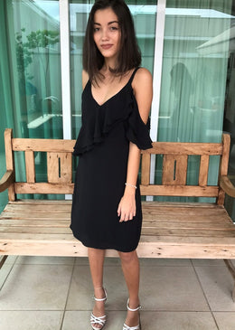 Vestido Babado Duplo Preto VESTIDO CREPE BUBLE ALCINHA REGULÁVEL COM BABADOTECIDO: CREPECOMPOSIÇÃO:97% POLIESTER 3% ELASTANO FORRO 100% POLIESTER Tabela de MedidasTamanho P veste 38Tamanho M veste 40Tamanho G veste 42Tamanho GG veste 44