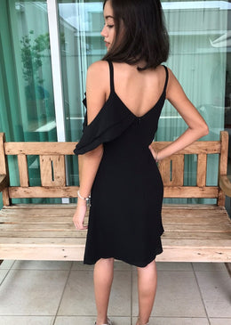 Vestido Babado Duplo Preto VESTIDO CREPE BUBLE ALCINHA REGULÁVEL COM BABADOTECIDO: CREPECOMPOSIÇÃO:97% POLIESTER 3% ELASTANO FORRO 100% POLIESTER Tabela de MedidasTamanho P veste 38Tamanho M veste 40Tamanho G veste 42Tamanho GG veste 44
