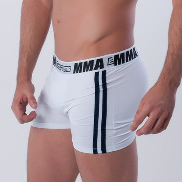 Boxer Listra Lateral Extreme Elástico 35mm Cueca Boxer com elástico largo de 40mm, confeccionada em microfibra (poliamida, um tecido suave e confortável, não amassa e é de fácil lavagem/secagem), detalhe nas...