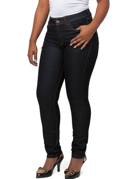 Calça Dinho´s Jeans Básica Amaciada Calça: FeminiaModelo : FlareCintura:  AltaMarca:    Dinho´s JeansTecido:    JeansComposição:   78,5%% Algodão    20% Poliéster  1,5% ElastanoModelo veste tamanho:   40Obs: Calça com Bolso Antifurto> Porta cartão de Credito e Documentos  ETC.