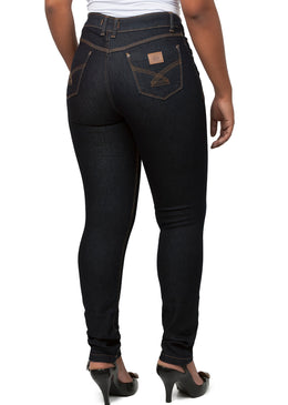 Calça Dinho´s Jeans Básica Amaciada Calça: FeminiaModelo : FlareCintura:  AltaMarca:    Dinho´s JeansTecido:    JeansComposição:   78,5%% Algodão    20% Poliéster  1,5% ElastanoModelo veste tamanho:   40Obs: Calça com Bolso Antifurto> Porta cartão de Credito e Documentos  ETC.