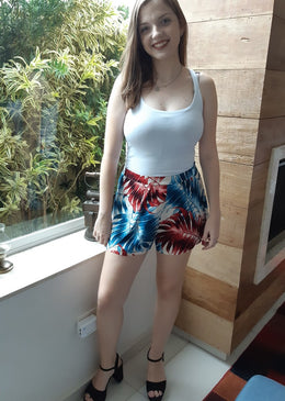 Short Florido Viscose Bege Lindo shorts em viscose, com estampas de folhas, perfeito para usar no verão,  proporcionando conforto feito para mulheres de atitude.Fecho em zíper na lateralComprimento: CurtoTecido:...