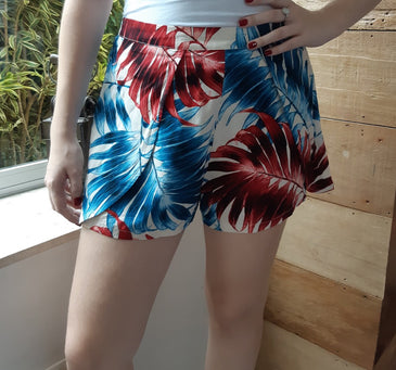Short Florido Viscose Bege Lindo shorts em viscose, com estampas de folhas, perfeito para usar no verão,  proporcionando conforto feito para mulheres de atitude.Fecho em zíper na lateralComprimento: CurtoTecido:...