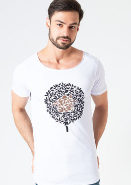 Camiseta Longline Gola Canoa Logo KSA Branca A camiseta longline gola canoa que é a nossa cara, com um corte moderno e barra arredondada.A KSA da árvore é uma marca moderna, jovem...