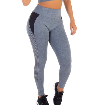 Calça Legging Mescla Com Telinha | Black Fang 6028 Legging Mescla com telinha lateral em fundo preto | Black FangConta com cós duplo médio (10cm aprox), agregando conforto e segurança durante as atividades físicas.Tecido...