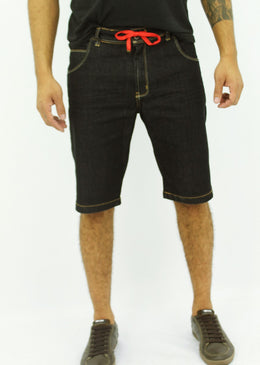 Bermuda Dinhos Jeans Preta Cordão Masculina Bermuda Masculina Modelo : CordãoCintura:  AltaMarca:    Dinho´s JeansTecido:    JeansComposição:    80% Algodão    18% Poliéster  2% ElastanoModelo veste tamanho:   40Obs: Bermuda com Bolso Antifurto, cartão de Credito e Documentos  ETC.