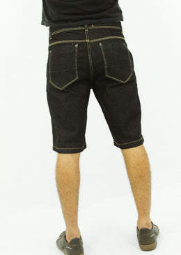 Bermuda Dinhos Jeans Preta Cordão Masculina Bermuda Masculina Modelo : CordãoCintura:  AltaMarca:    Dinho´s JeansTecido:    JeansComposição:    80% Algodão    18% Poliéster  2% ElastanoModelo veste tamanho:   40Obs: Bermuda com Bolso Antifurto, cartão de Credito e Documentos  ETC.