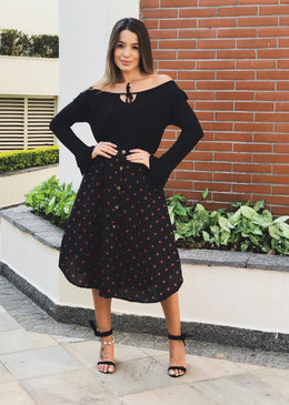 Saia Natália Saia Natália feita em crepe com estampas pequenas, elástico nas costas e botoes na frente.Sofisticação e estilo único fazem da saia Natália um sucesso de...