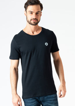 Camiseta Básica Clássica KSA Aquela camiseta básica que não pode faltar no guarda-roupas. É a nossa curinga, para ser escolhida quando está na dúvida.A KSA da árvore é uma...
