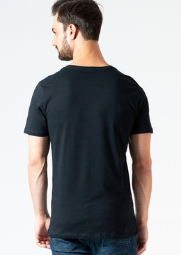 Camiseta Básica Clássica KSA Aquela camiseta básica que não pode faltar no guarda-roupas. É a nossa curinga, para ser escolhida quando está na dúvida.A KSA da árvore é uma...