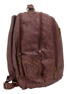 MOCHILA DE COURO SINTÉTICO - CAFÉ Mochila de Couro Joss com alças duplas de ombro ajustáveis e pendurador com argolas metálicas. Composição: 100% PU Tipo de Tecido: Poliuretano Tipo de Produto:...