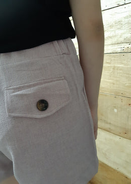 Short com Barra Linhão Lilás Lindo shorts em linhão,  modelo simples mas ideal para compor looks casuais ou looks mais sérios.Detalhe atrás com um bolso falso e cinto já costurado...