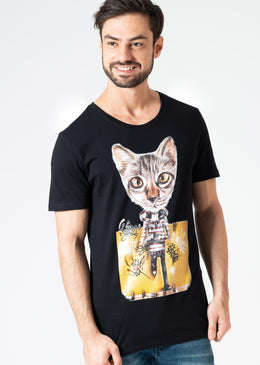 Camiseta Grafite Gato - Preta Camiseta 100% algodão com caimento ótimo e corte moderno, gola canoa (fio). A KSA apostou em parcerias com artistas de rua - grafiteiros - para...