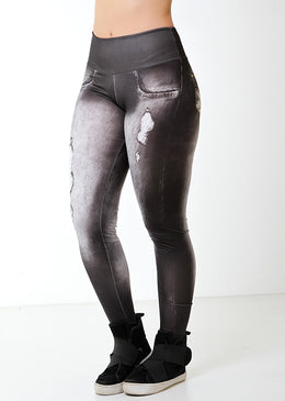Calça Legging Fitness Fake Jeans Preta CALÇA LEGGING FITNESS FAKE JEANS Sempre com estampas exclusivas e na moda, para te deixar mais bonita.Perfeita para aquela atividade física. Muito elegante e confortável ou um...