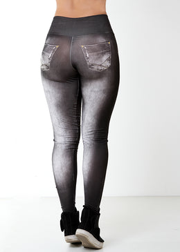 Calça Legging Fitness Fake Jeans Preta CALÇA LEGGING FITNESS FAKE JEANS Sempre com estampas exclusivas e na moda, para te deixar mais bonita.Perfeita para aquela atividade física. Muito elegante e confortável ou um...