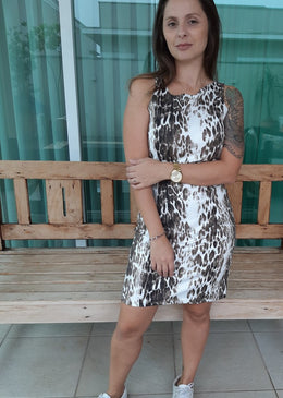 Vestido Tubinho Piquet Marrom Vestido tubinho com estampas geométricas, ideal para usar em qualquer ocasião.Decote em V nas costasFecho em zíper nas costasForrado: SimTecido: PiquetTabela de medidas:P veste 38M...