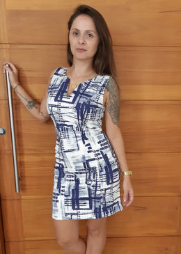 Vestido Tubinho Azul Vestido tubinho em piquet com decote recortado em V na frenteComposição:75% ALGODÃO 21% POLIÉSTER 4% ELASTANO FORRO 100% POLIÉSTERTecido: PiquetTabela de MedidasTamanho P veste 38Tamanho...