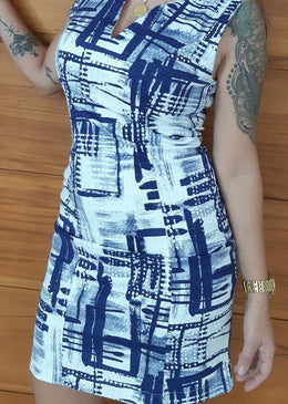 Vestido Tubinho Azul Vestido tubinho em piquet com decote recortado em V na frenteComposição:75% ALGODÃO 21% POLIÉSTER 4% ELASTANO FORRO 100% POLIÉSTERTecido: PiquetTabela de MedidasTamanho P veste 38Tamanho...