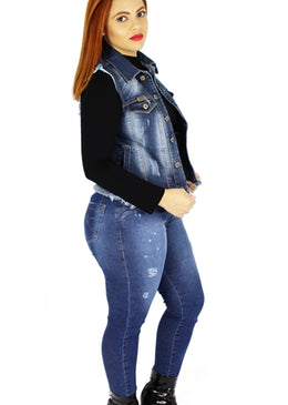 Colete Dinho´s Jeans Patria Colete FemininoModelo : DesfiadoMarca:    Dinho´s JeansTecido:    JeansComposição:     73% Algodão    26% Poliéster  1% ElastanoModelo veste tamanho:   P