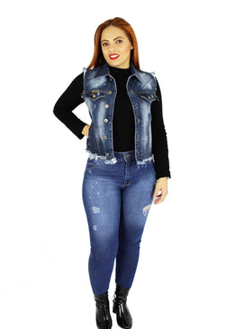 Colete Dinho´s Jeans Patria Colete FemininoModelo : DesfiadoMarca:    Dinho´s JeansTecido:    JeansComposição:     73% Algodão    26% Poliéster  1% ElastanoModelo veste tamanho:   P