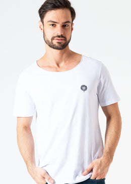 Camiseta Básica Clássica KSA Gola Canoa - Branca Aquela camiseta básica que não pode faltar no guarda-roupas, com um toque descolado da gola canoa. É a nossa curinga, para ser escolhida quando está...