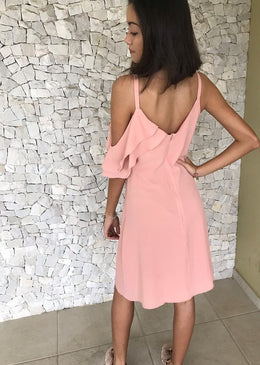 Vestido Babado Duplo Nude VESTIDO CREPE BUBLEALCINHA REGULÁVEL COM BABADOTECIDO: CREPECOMPOSIÇÃO:97% POLIESTER 3% ELASTANO FORRO 100% POLIESTER Tabela de MedidasTamanho P veste 38Tamanho M veste 40Tamanho G veste 42Tamanho GG veste 44