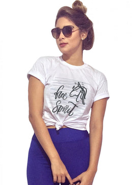 T-Shirt Free Spirit T-Shirt Feminina Free Spirit com Caimento Reto e Gola Careca.-INFORMAÇÕES: Modelo: 6400TshirtFemBrancComposição: 100% AlgodãoLavagem: lavar a mão ou máquina, não alvejar, não secar em tambor, não...