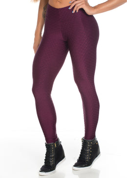 Calça Legging Fitness Glamour Roxa | 513 DESCRIÇÃO DO PRODUTO:Calça legging fitness glamour super confortável e estilosa. Contém detalhes por toda a extensão do tecido, dando mais charme a peça e ao seu...