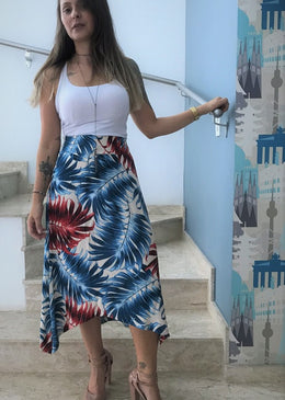 Saia Midi Assimétrica Estampada Bege Saia midi, recorte assimétrico com estampa de folhas, perfeita para usar no verão, trazendo conforto e design inovador.Fecho em zíper na lateralTecido: ViscoseComposição: 100% ViscoseTabela...