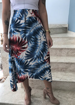 Saia Midi Assimétrica Estampada Bege Saia midi, recorte assimétrico com estampa de folhas, perfeita para usar no verão, trazendo conforto e design inovador.Fecho em zíper na lateralTecido: ViscoseComposição: 100% ViscoseTabela...