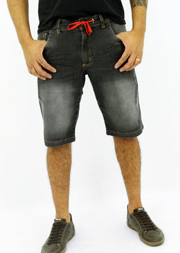 Bermuda Yunes Jeans Versalhes Cordão Masculina Bermuda MasculinaModelo : VersalhesCintura AltaMarca: YUnes JeansTecido: JeansComposição: 80% Algodão    18% Poliéster  2% ElastanoModelo veste tamanho: 40Obs: Bermuda Bolso Antifurto> Portas cartão de Credito,Dinheiro ,Etc..