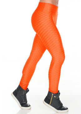 Calça Legging Fitness Cirrê Alto Relevo Laranja Calça legging em cirrê e alto relevo, confeccionada em poliéster, muito confortável, se ajusta perfeitamente ao corpo.Esta peça é indicada para ser usada na prática...