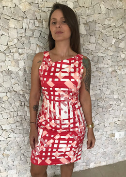 Vestido Piquet Tubinho Vermelho Vestido tubinho com estampas geométricas, ideal para usar em qualquer ocasião.Decote em V nas costasFecho em zíper nas costasForrado: SimTecido: PiquetTabela de medidas:P veste 38M...