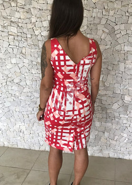 Vestido Piquet Tubinho Vermelho Vestido tubinho com estampas geométricas, ideal para usar em qualquer ocasião.Decote em V nas costasFecho em zíper nas costasForrado: SimTecido: PiquetTabela de medidas:P veste 38M...