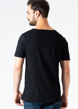 Camiseta Grafite Bruxo Balzak - Preta Camiseta 100% algodão com caimento ótimo e corte moderno, gola canoa (fio). A KSA apostou em parcerias com artistas de rua - grafiteiros - para...