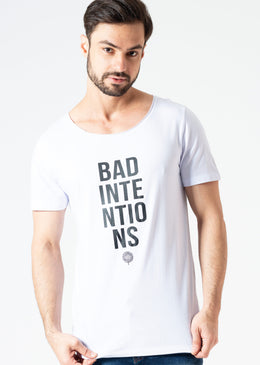 Camiseta Bad Intentions - Branca Com a melhor das intenções, queremos te vestir com estilo. Camiseta masculina com gola canoa (fio) e caimento moderno.Composição: 100% algodão.A KSA é uma marca...