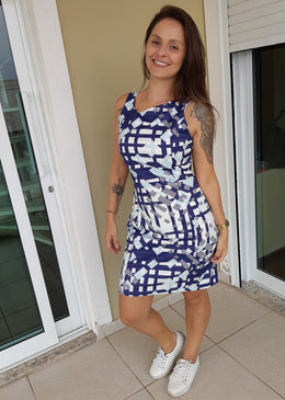 Vestido Tubinho Piquet Azul Vestido tubinho com estampas geométricas, ideal para usar em qualquer ocasião.Decote em V nas costasFecho em zíper nas costasForrado: SimTecido: PiquetTabela de medidas:P veste 38M...