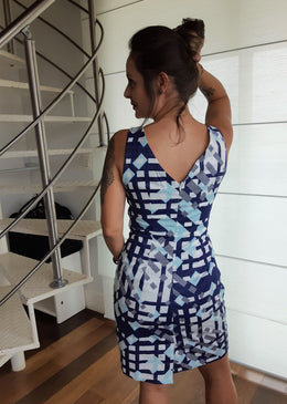 Vestido Tubinho Piquet Azul Vestido tubinho com estampas geométricas, ideal para usar em qualquer ocasião.Decote em V nas costasFecho em zíper nas costasForrado: SimTecido: PiquetTabela de medidas:P veste 38M...