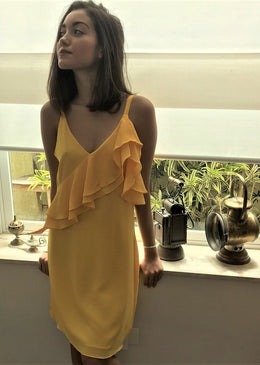 Vestido Babado Duplo Amarelo VESTIDO CREPE BUBLEALCINHA REGULÁVEL COM BABADOTECIDO: CREPEVestido babado,  perfeito para usar no dia a dia, com seu design inovador e confortável. COMPOSIÇÃO:97% POLIESTER 3% ELASTANO FORRO 100%...