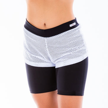 Bermuda Fitness com Tela Short Tapa Tudo | Judy 1685 Bermuda Fitness confeccionada em PoliamidaCom detalhe de telinha estilo shortinho tapa tudoModelo possui cós médioNossa modelo veste o tamanho M.M veste até manequim 42G veste...