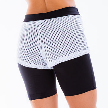 Bermuda Fitness com Tela Short Tapa Tudo | Judy 1685 Bermuda Fitness confeccionada em PoliamidaCom detalhe de telinha estilo shortinho tapa tudoModelo possui cós médioNossa modelo veste o tamanho M.M veste até manequim 42G veste...