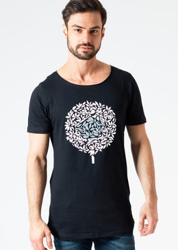 Camiseta Longline Gola Canoa Logo KSA Preta A camiseta longline gola canoa que é a nossa cara, com um corte moderno e barra arredondada.A KSA da árvore é uma marca moderna, jovem...
