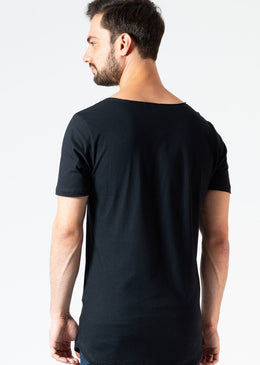 Camiseta Longline Gola Canoa Logo KSA Preta A camiseta longline gola canoa que é a nossa cara, com um corte moderno e barra arredondada.A KSA da árvore é uma marca moderna, jovem...