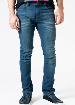 Calça Jeans Skinny Fit Azul Lavagem Média Nossas calças unem conforto e estilo, e seu corte moderno se encaixa em qualquer ocasião.Composição: 98% Algodão e 2% Elastano.A KSA da árvore é uma...