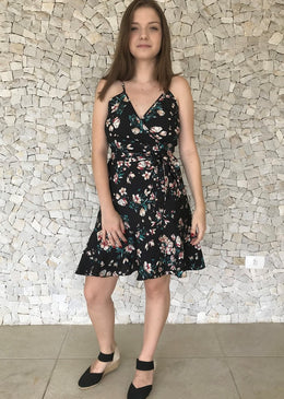 Vestido Collazia Estampado Preto VESTIDO DE ALCINHA ENVELOPE ESTAMPADO, com design moderno, perfeito para mulheres de atitudeTecido: CollaziaComposição: 100% PoliésterTabela de medidas:P veste 38M veste 40G veste 42GG veste...