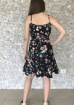 Vestido Collazia Estampado Preto VESTIDO DE ALCINHA ENVELOPE ESTAMPADO, com design moderno, perfeito para mulheres de atitudeTecido: CollaziaComposição: 100% PoliésterTabela de medidas:P veste 38M veste 40G veste 42GG veste...