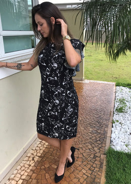 Vestido Babado Viscose Preto Os vestidos são peças curinga em qualquer época do ano, devido a sua autenticidade e ao toque charmoso que promovem às composições. Elaborado em tecido...
