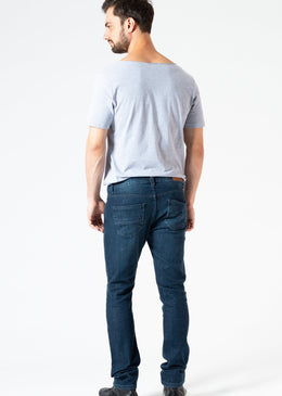 Calça Jeans Skinny Fit Azul Lavagem Escura Nossas calças unem conforto e estilo, e seu corte moderno se encaixa em qualquer ocasião.Composição: 98% Algodão e 2% Elastano.A KSA da árvore é uma...